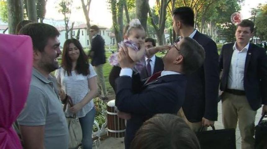 Başbakan Davutoğlu Birlik Vakfı Iftarına Y&uuml;r&uuml;yerek Geldi