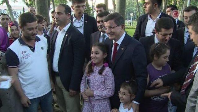 Başbakan Davutoğlu Birlik Vakfı Iftarına Y&uuml;r&uuml;yerek Geldi 1