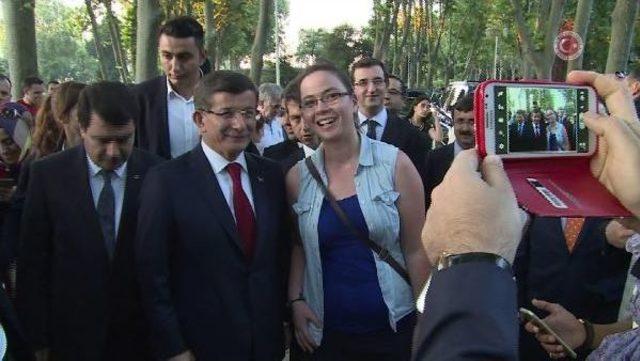 Başbakan Davutoğlu Birlik Vakfı Iftarına Y&uuml;r&uuml;yerek Geldi 2