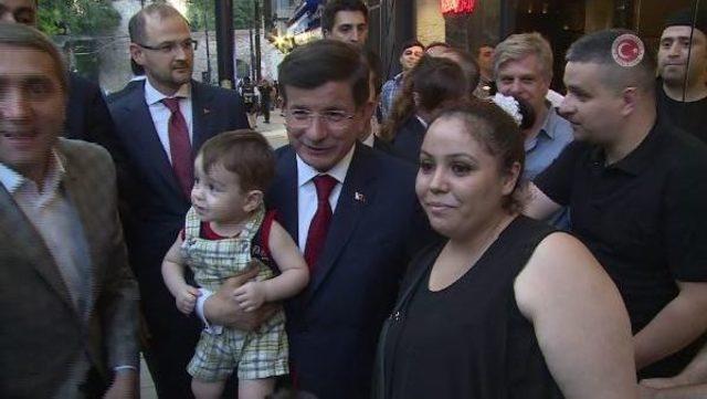 Başbakan Davutoğlu Birlik Vakfı Iftarına Y&uuml;r&uuml;yerek Geldi 3