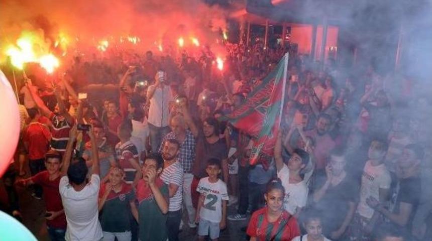 Karşıyaka'da Şampiyonluğa G&ouml;rkemli Kutlama