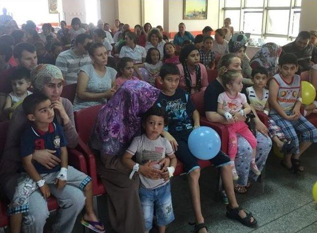 Tedavi G&ouml;ren &Ccedil;ocuklar Tiyatro İle G&uuml;ld&uuml; 1