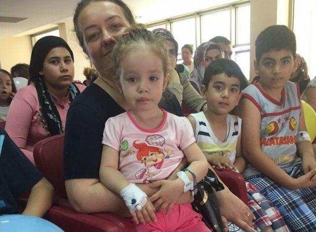 Tedavi G&ouml;ren &Ccedil;ocuklar Tiyatro İle G&uuml;ld&uuml; 3