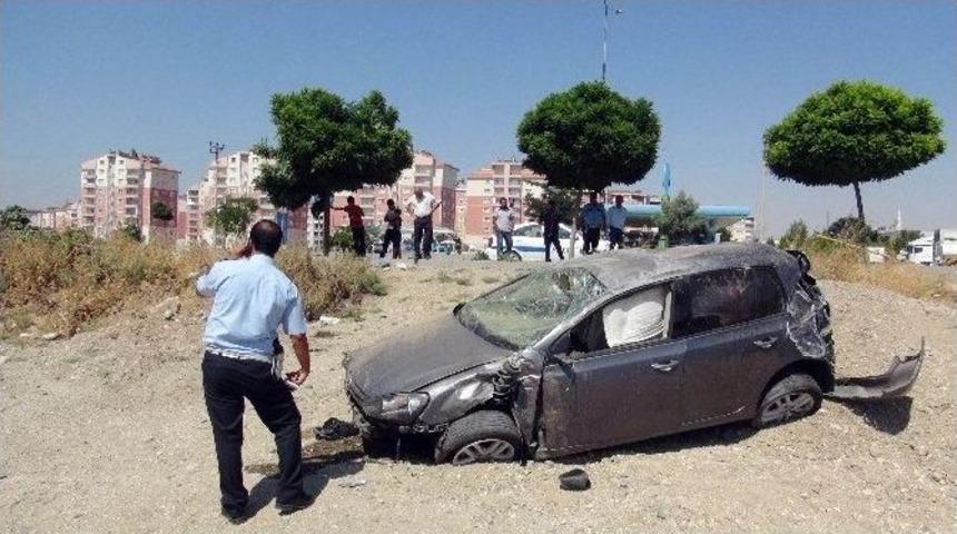 Sınava Yetişebilmek İ&ccedil;in Aşırı Hız Yapan Ehliyetsiz S&uuml;r&uuml;c&uuml; Kaza Yaptı