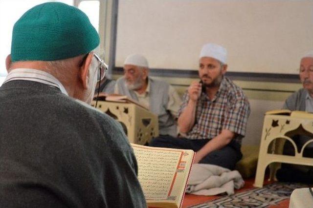 Ulu Şehrin ’ulu’ Caminde ’mukabele’ Ziyafeti