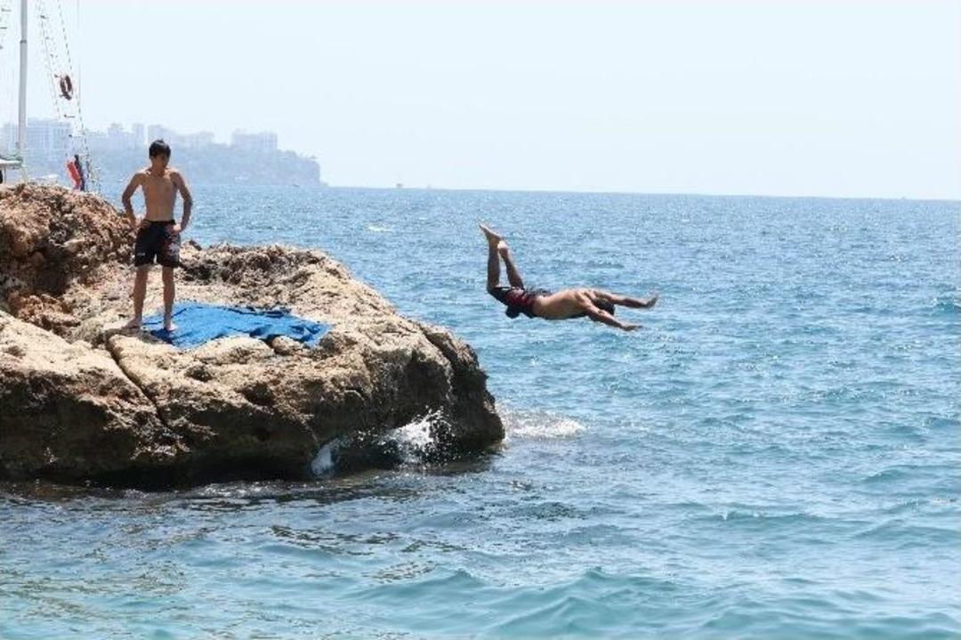Antalya&rsquo;da Ramazan Ayının İlk Pazarı Sahiller Doldu