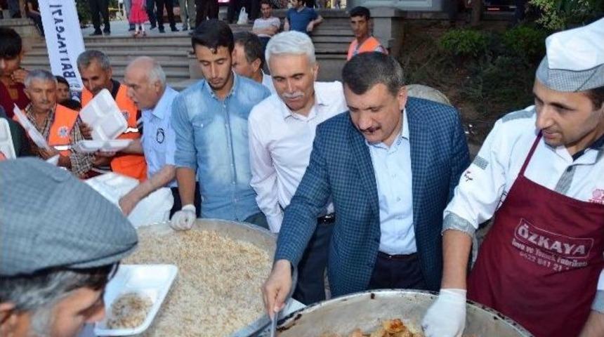 Başkar G&uuml;rkan, İftar &Ccedil;adırı&rsquo;nda Vatandaşlarla Bir Araya Geldi