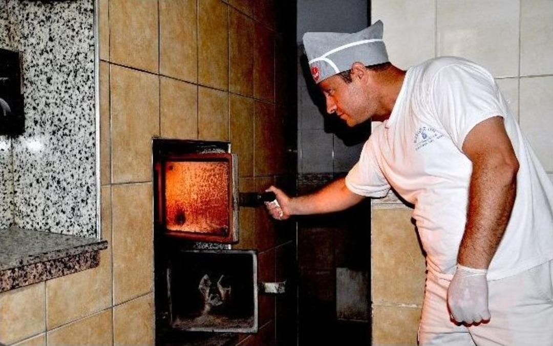 Fırıncılar 300 Derece Sıcaklıkta Oru&ccedil;larını Tutuyor