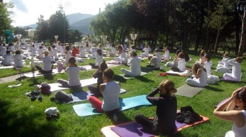 Abant'ta 250 Kişi G&ouml;l Kenarında Yoga G&uuml;n&uuml;'n&uuml; Kutladı