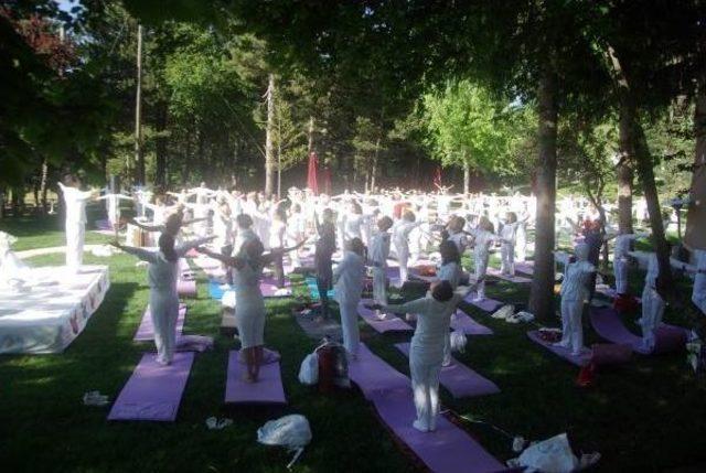 Abant'ta 250 Kişi Göl Kenarında Yoga Günü'nü Kutladı