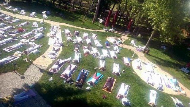 Abant'ta 250 Kişi Göl Kenarında Yoga Günü'nü Kutladı