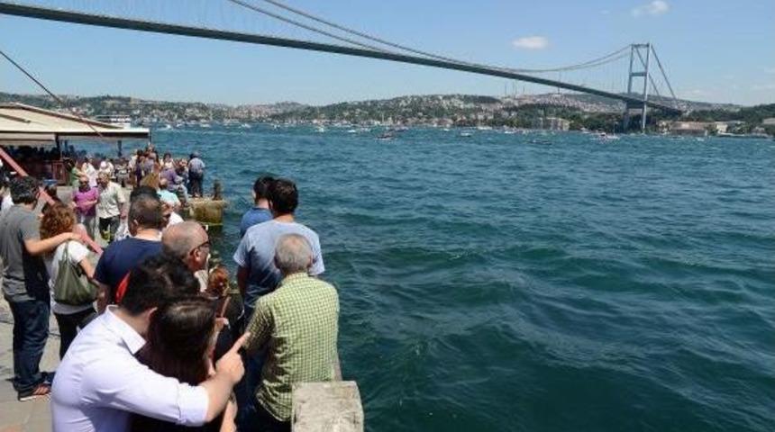 İstanbul Boğazı&rsquo;Nda Y&uuml;zlerce Tekne Eylem Yaptı