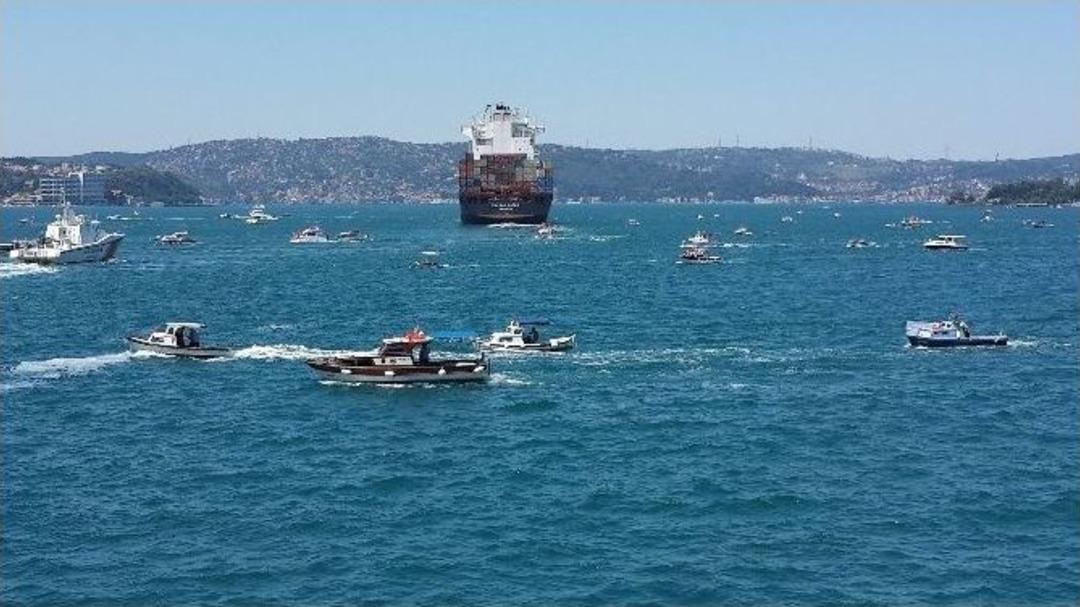 Teknelerin Boğazdaki Eylemi Renkli G&ouml;r&uuml;nt&uuml;lere Sahne Oldu