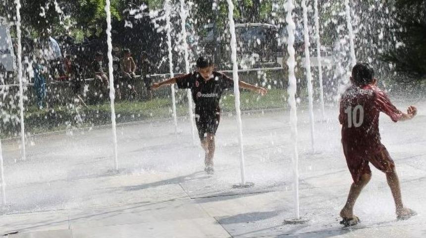 Sıcaklardan Bunalan &Ccedil;ocuklar Atat&uuml;rk Anıtı&rsquo;ndaki S&uuml;s Havuzuna Akın Etti