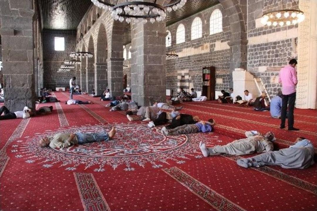 Sıcaktan Bunalan Diyarbakırlılar Cami Ve Parklara Akın Ediyor
