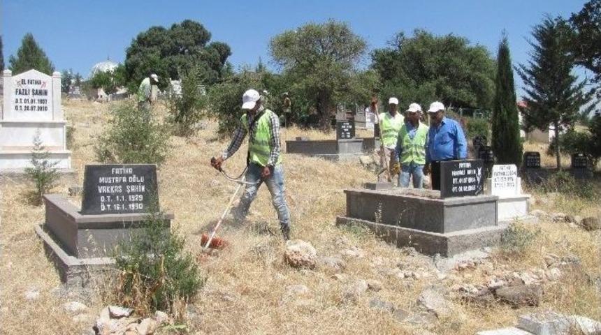 Gaziantep B&uuml;y&uuml;kşehir Belediyesi Araban&rsquo;daki Mezarlıklarda Temizlik &Ccedil;alışması Başlattı
