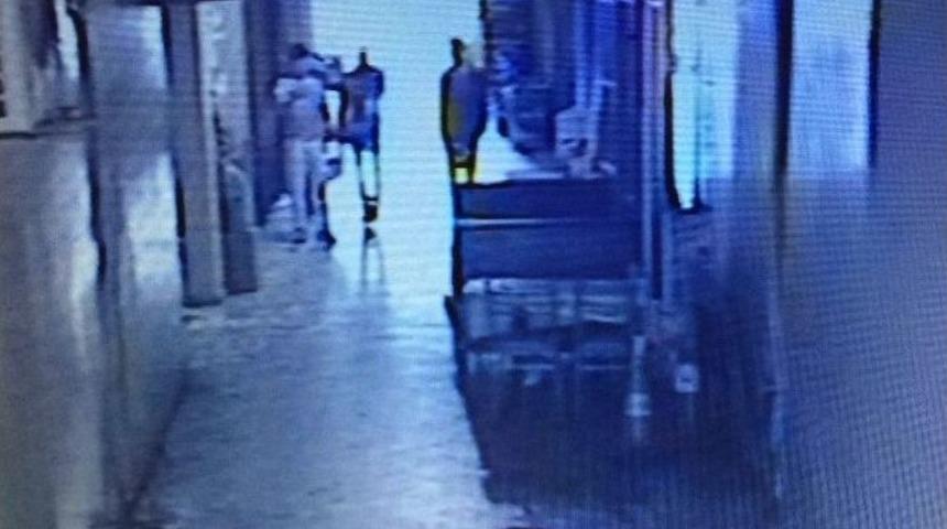 Hırsızlık Yaptılar, Kameraya Yakalandılar