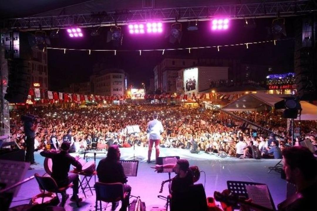 Mustafa Ceceli Coşturdu