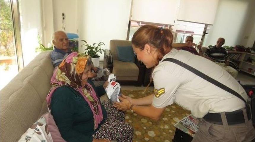 Jandarmadan, Huzurevine Babalar G&uuml;n&uuml; Ziyareti