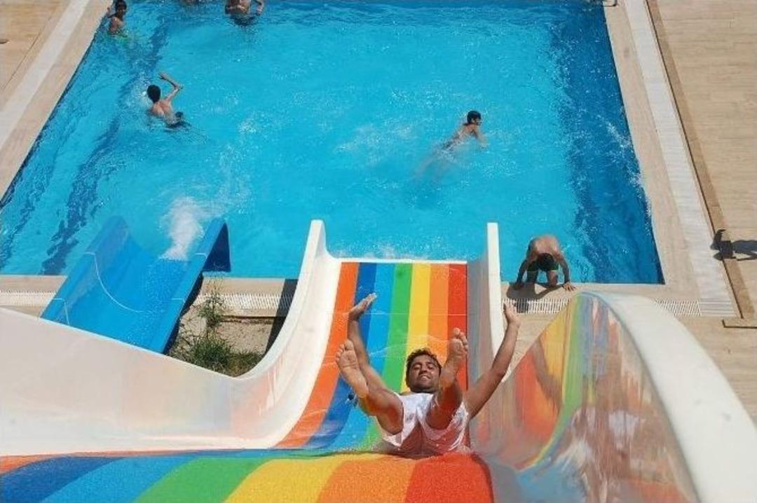 Vatandaşlar Ramazan Ayını Havuzlarda Serinleyerek Ge&ccedil;irmeye &Ccedil;alışıyor