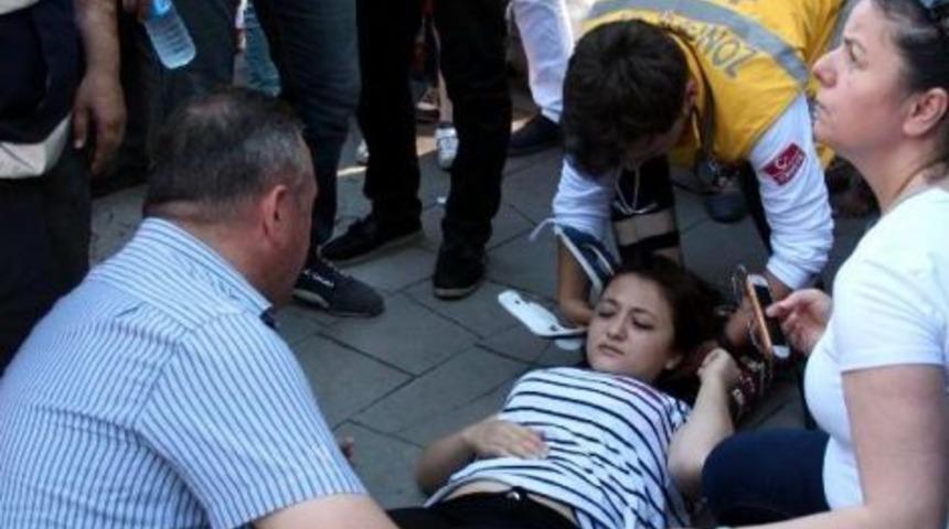 Yaya Ge&ccedil;idinde &Ccedil;arptığı Gen&ccedil; Kızı Su&ccedil;ladı