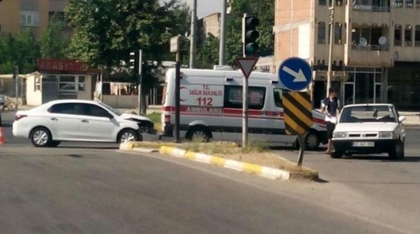 Adıyaman&rsquo;da İki Otomobil &Ccedil;arpıştı: 3 Yaralı