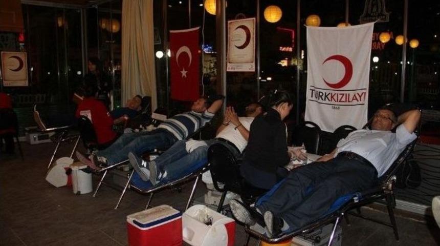 İftar Sonrası 33 &Uuml;nite Kan Bağışı