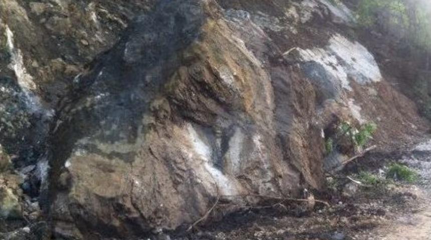 İneg&ouml;l&rsquo;de Yuvarlanan Kayalar Yolun Kapanmasına Neden Oldu