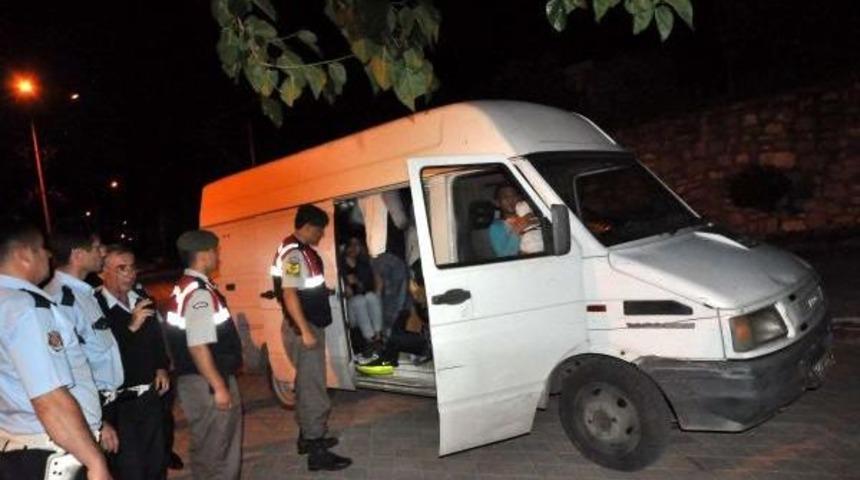 53 Ka&ccedil;ak G&ouml;&ccedil;men Yakalandı