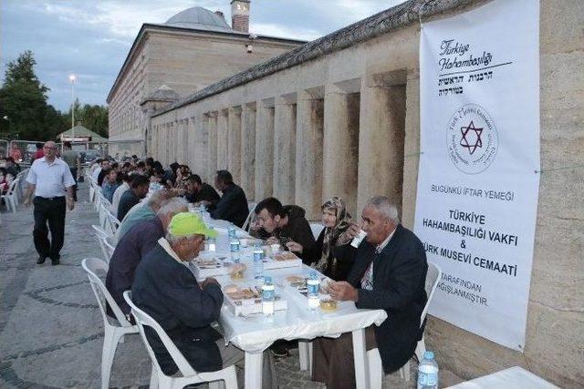T&uuml;rk Musevi Cemaati&rsquo;nden, Selimiye Camii G&ouml;lgesinde İftar 2