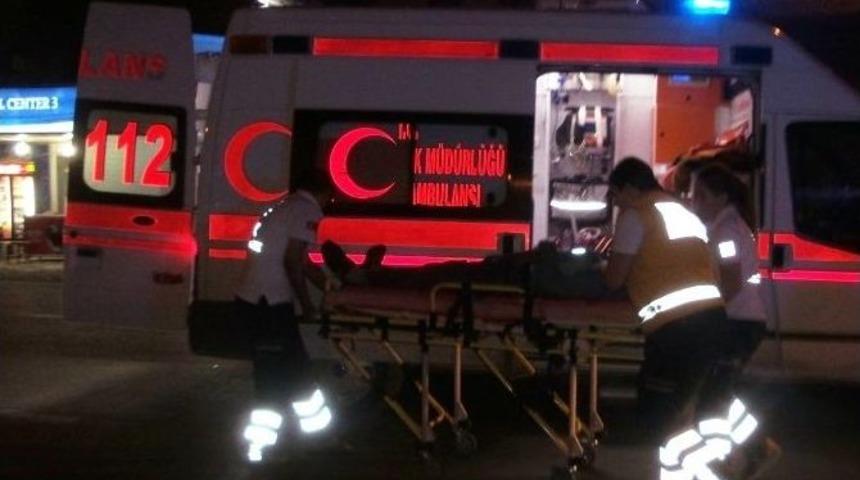 Otomobil Motosiklete &Ccedil;arptı: 2 Yaralı