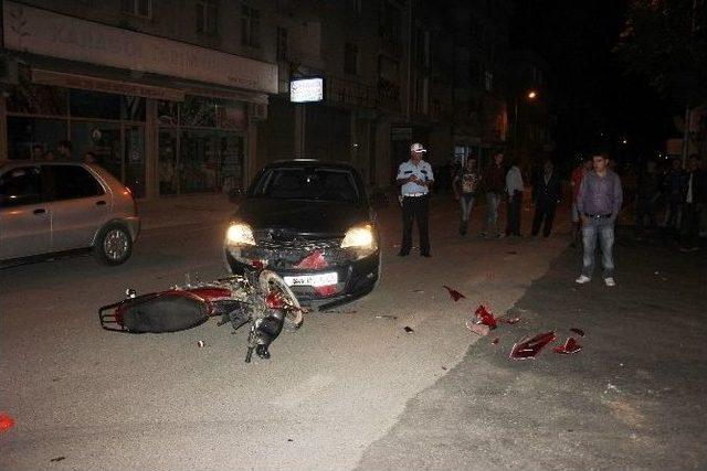 Otomobil Motosiklete &Ccedil;arptı: 2 Yaralı 1