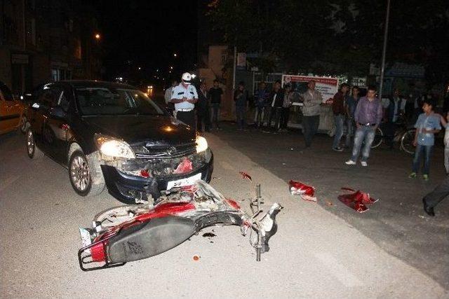 Otomobil Motosiklete &Ccedil;arptı: 2 Yaralı 2