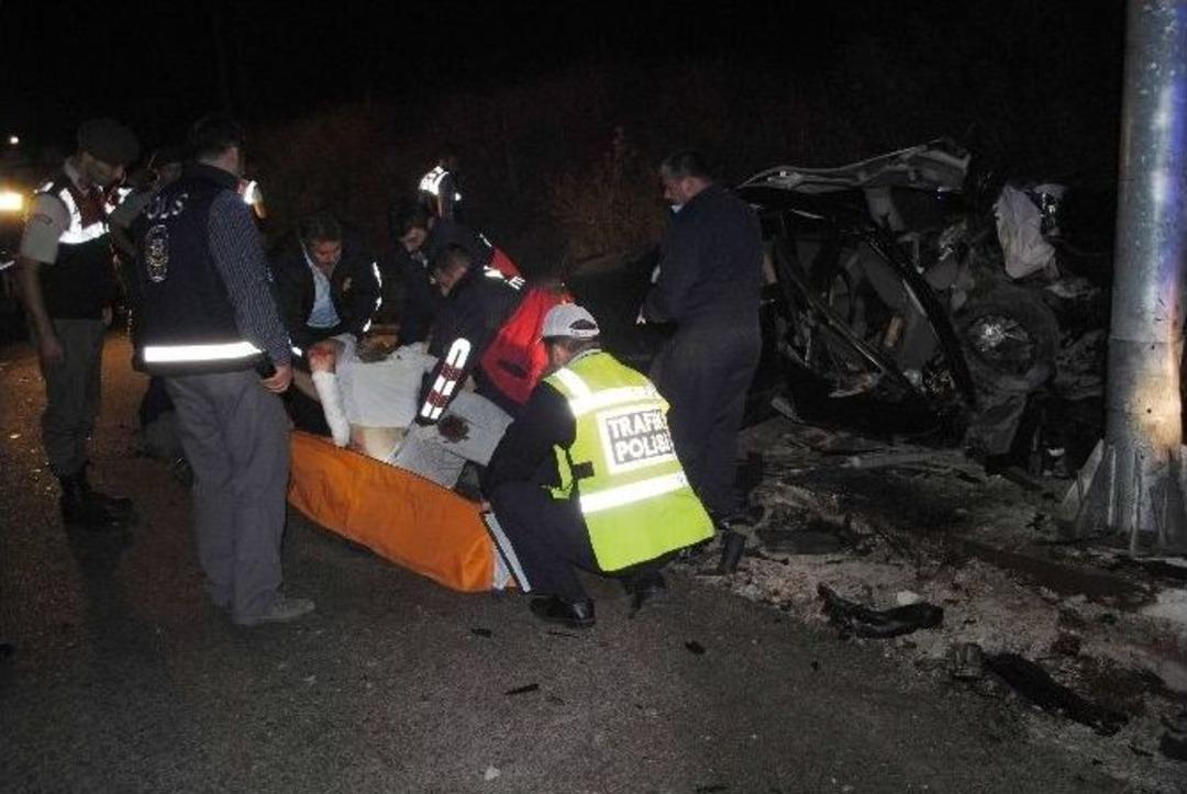 Otomobil Mobese Direğine &Ccedil;arptı: 2 &Ouml;l&uuml;, 2 Yaralı