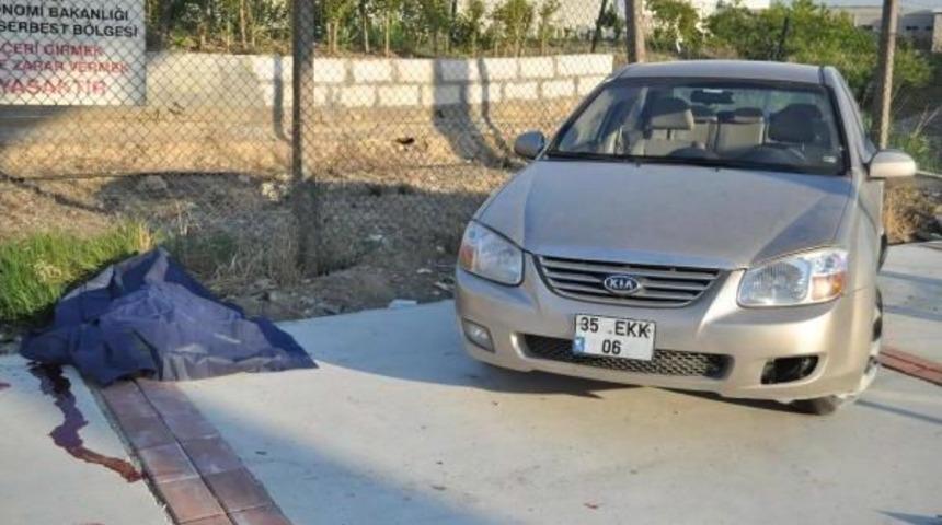 Kaldırımda Beklerken Otomobil &Ccedil;arptı