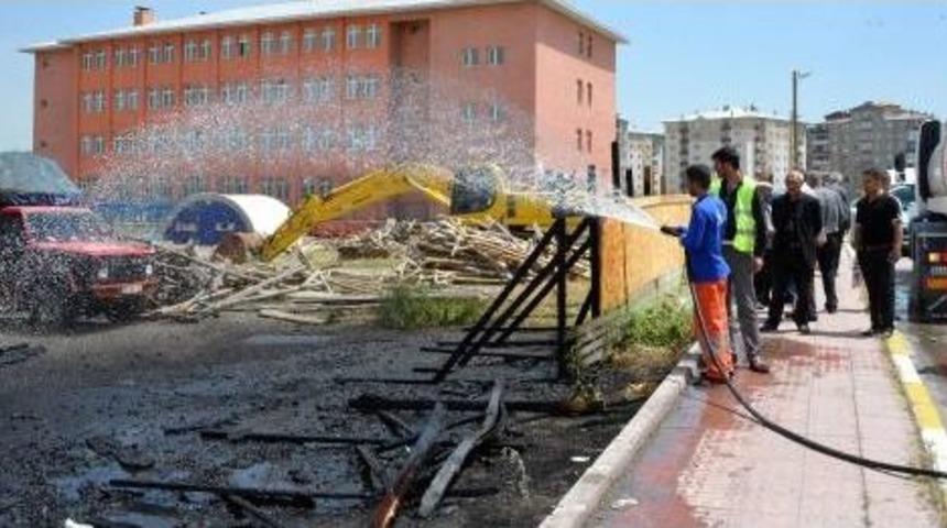 Yol Yıkadıkları Hortumla Yangını S&ouml;nd&uuml;rd&uuml;ler