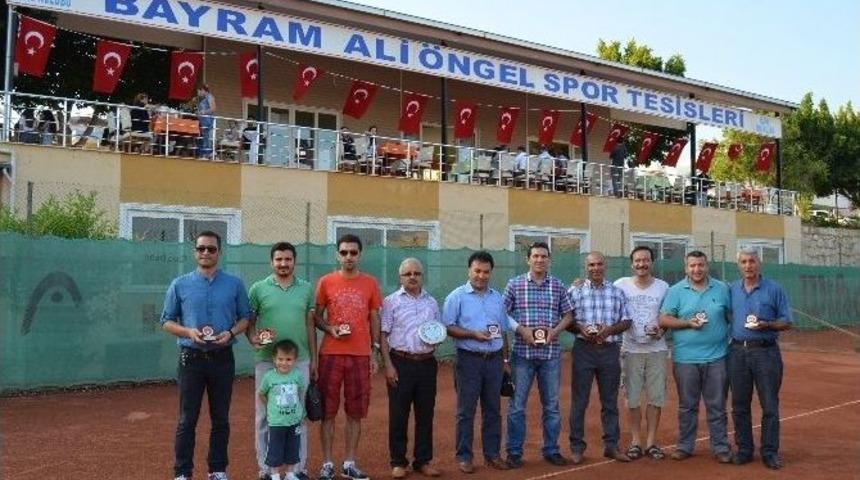 Tenis Turnuvasında Dereceye Girenlere &Ouml;d&uuml;lleri Verildi