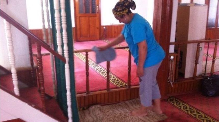 S&uuml;leymanpaşa Belediyesi Camilerde Temizlik &Ccedil;alışması Başlattı