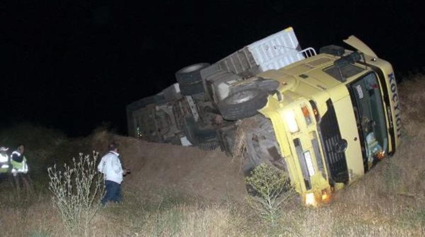 Tır Devrildi, &Uuml;zerindeki Kayısılar Yola Sa&ccedil;ıldı