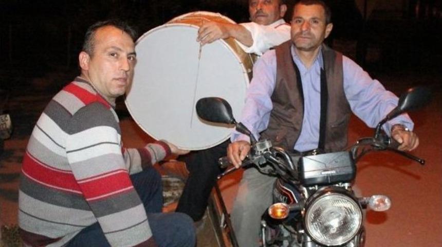 Motosiklet Sepetinde Davul &Ccedil;alıyor