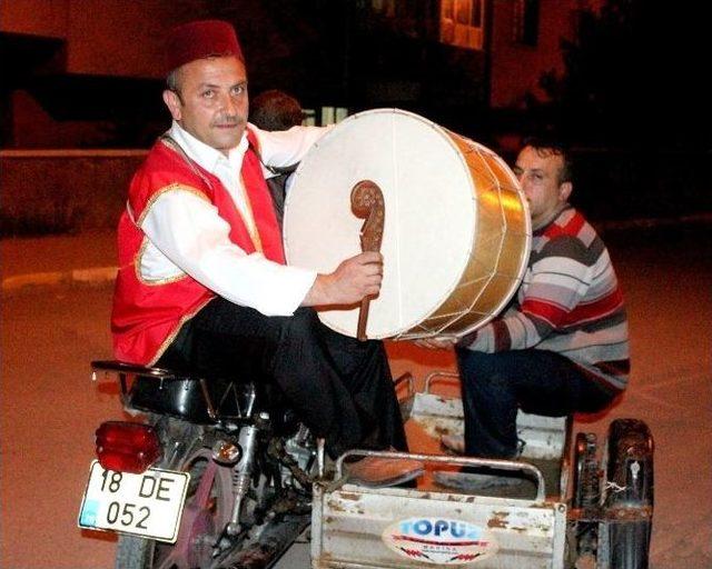 Motosiklet Sepetinde Davul Çalıyor