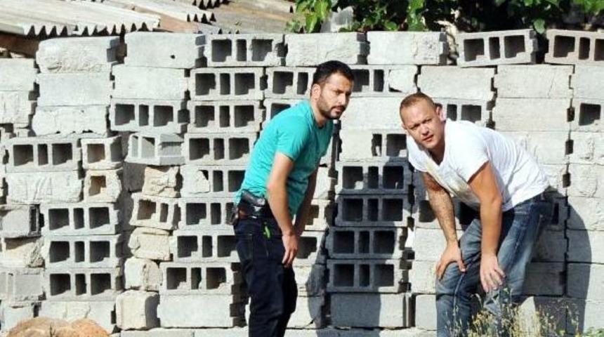 Uyuşturucu Almaya Gelen Oğlu Gasp Ettiler, Babayı Rehin Aldılar