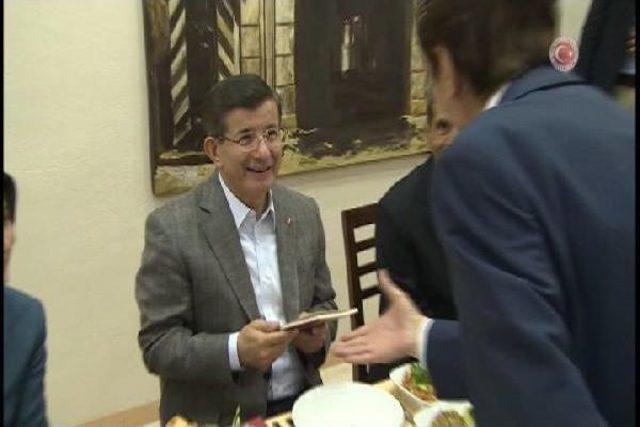 Başbakan Davutoğlu, Darülaceze'de Iftara Katıldı