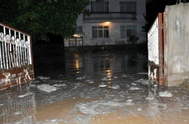 Isparta Sağanak Yağmura Teslim Oldu