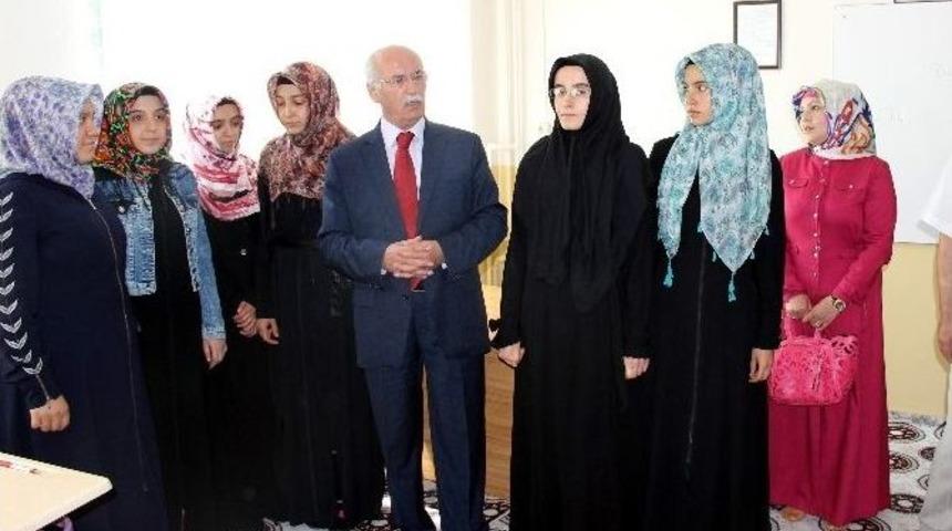 M&uuml;ft&uuml; G&uuml;l, Hafızlık Eğitimini Tamamlayan &Ouml;ğrencileri Tebrik Etti