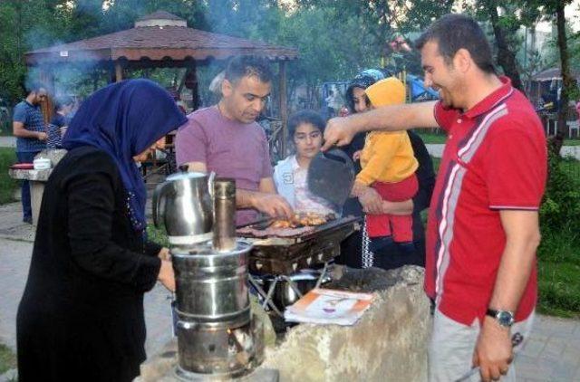 Mesire Alanında Iftar Kalabalığı