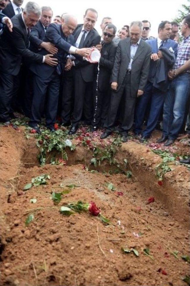 Demirel&rsquo;in Mezarına, Seyhan Barajı&rsquo;ndan G&ouml;t&uuml;r&uuml;len Su D&ouml;k&uuml;ld&uuml; 1