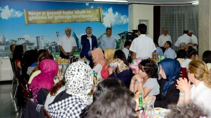 Başkan Aky&uuml;rek, Huzurevi Sakinleri Ve &Ccedil;ocuklarla İftar Yaptı