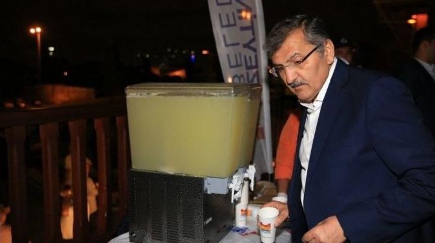 Zeytinburnu Belediyesi&rsquo;nden 300 Kiloluk Limonata İkramı