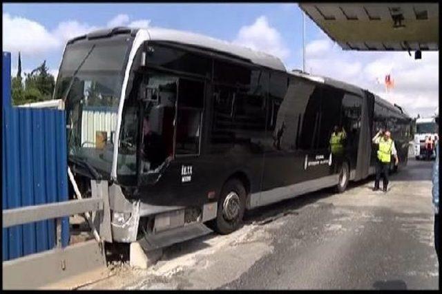 Boğaziçi Köprüsü'nde Metrobüs Kazası